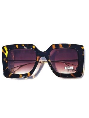 occhiali da sole leopardati con montatura quadrata
